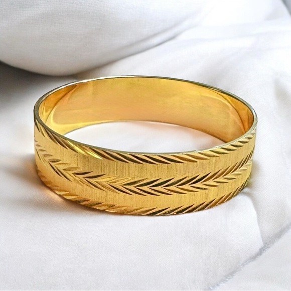 Vintage Monet Gold Plated Diamond Cut Bangle Bracelet - Picture 1 of 3